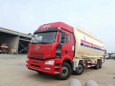 東風(fēng)后雙橋粉粒物料車與30噸散裝水泥車廠家報(bào)價(jià)分析